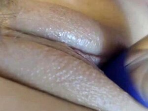 Ragazza carina che scopa e si strofina la figa con un vibratore