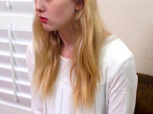 Un joli mormon chevauche la bite des aînés. Une jolie mormone