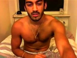 Sexy ongesneden Indiase Guy Wanks op Cam