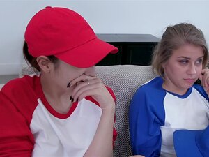 Besties April Snow und Taylor Blake bekommen ihre Fotzen a. ril Snow