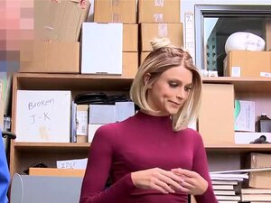 Weißer Arsch wird roh auf einem Schreibtisch gefickt