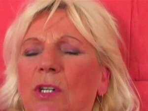 Hullu mummo saa kyytiä. Kiimainen blondi mummo saa pillunsa nuolluksi