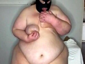 Ssbbw-Sub reitet auf einem Sextoy und hüpft hart auf ihren Brüsten