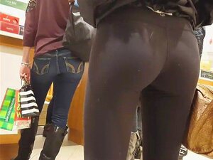 Heißester Arsch aller Zeiten in schwarzen Strumpfhosen, präsentiert