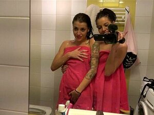 Twins veranderen een man in hun slet