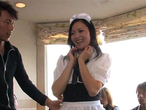 Asiatische Kellnerin gibt ihren bisher größten Auftrag