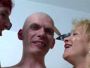 Duitse milfs zuigen en neuken een grote schacht