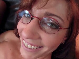 Amatoriale europea gioca con la figa. Amatoriale europea in calze,