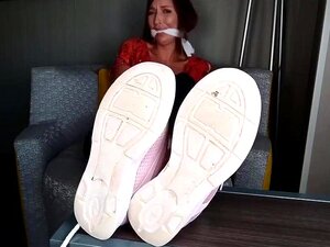 Гледај како везана жена скида ципеле и