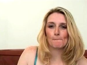 Reife Blondine masturbiert mit Vibrator