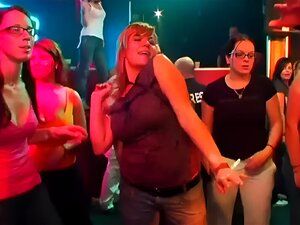 Wild neuken allover de nachtclub