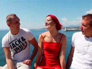 Dulce eine Rothaarige in einem Outdoor-Dreier