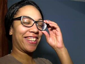 19-jährige mit großem Arsch wird von einem Quickie-Mart-Arbeiter