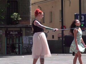 Gefesselte und aufgehängte Babe wird in der Öffentlichkeit gefickt.