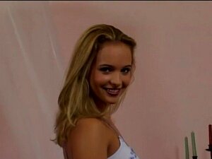 Schöne Blondine bekommt ein dreckiges Facial, Cumshot. Tiffany