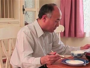 Asiatin wird in der Küche in den Mund gefickt