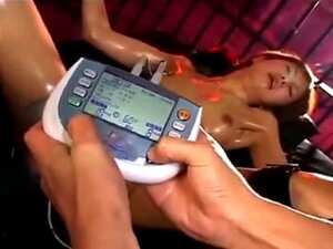 Japanisches Mädchen wird durch Elektrostimulation zu Orgasmen