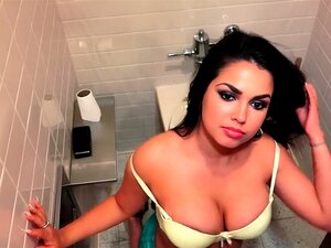 Ada Sanchez saugt in einem Badezimmer und einer garage