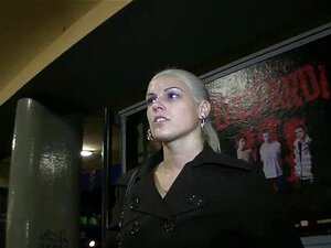 PublicAgent HD Aito hardcore seksiä liikkuvassa junassa