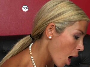 Kåt och snuskig trekant. Fängslande älskling och mogen mamma delar