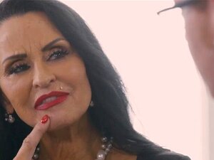 Eine große warme Ladung auf Alison und Ritas hübschem Gesicht.