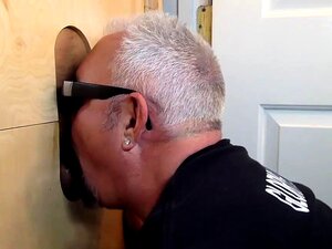 Asiatisches Mädchen spielt und fingert