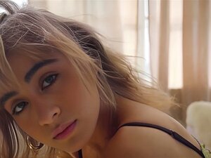 Mia Valentine mit großem Arsch posierte in Dessous. Latina-Süße Mia