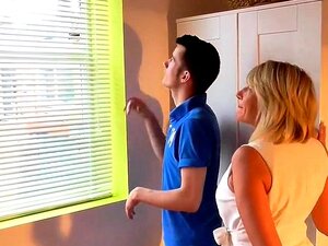 Die üppige blonde Cougar in Dessous kann einem frischen Schwanz nicht