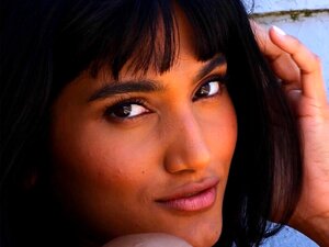 Indische MILF Angel Constance zieht sich solo aus