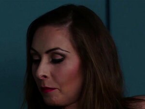 Britische CFNM-Dominas lutschen heimlich Subs den Schwanz