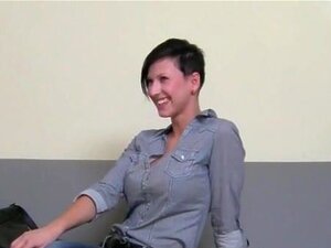 Geile brünette Tussi knallt auf dem Stuhl