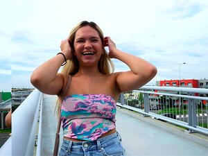 Public Agent Sie Blitzt Ihre Titten und Ihren Arsch auf einer Brücke