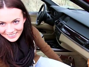 Sexy Babe-Treckerin Vanessa Decker fickt im Auto
