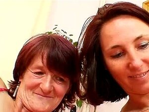 Behaarte Oma wird von einer busty reifen Lesbe mit Spielzeug