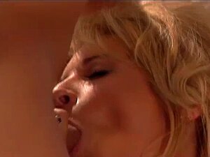 Absoluut prachtige blonde MILF pijpt. Absoluut prachtige blonde