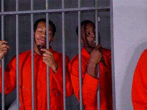 Die vollbusige Mama Maggie Green nimmt zwei BBCs ins Gefängnis