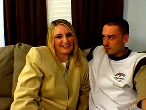 Astley, una milf bionda e carina