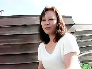 Слатка јапанска милф показује странцу