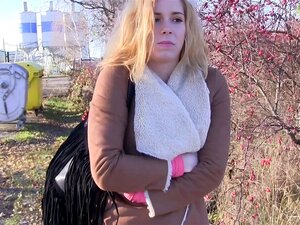 Kerl mit viel Geld redet sexy tschechisches blondes Amateur-Babe, um