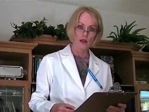 Oma Doktor untersucht Schwanz
