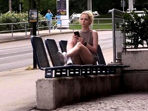 Hübsche blonde Süße enthüllt ihre enge Spalte an einem