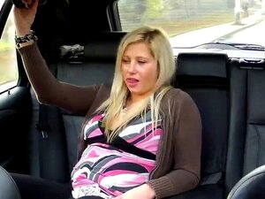 Heiße Blondine auf öffentlichem Parkplatz im Fake-Taxi gefickt