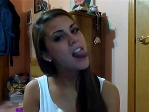Amateur hete schat brunette laat haar tong dansen,