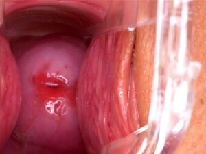 Ungewöhnliche tschechische Süße spreizt ihre enge Spalte bis zum