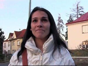 PublicAgent Naiset, joilla on massiiviset tissit, naidaan ulkona