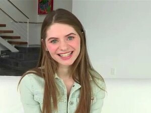 Sitna i zgodna, ali kurvasta slatkica Alice dobiva veliki tvrdi kurac.