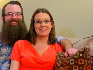 Swinger-Typ drückt saftige große Titten mit seinem Gesicht in einem