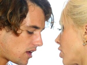 Busige blonde Masseurin wird im Spa gefickt. Die blonde Masseurin Nina
