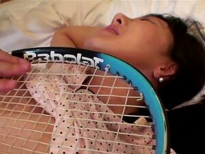 Unzensierte japanische MILF-Affäre mit Tennisschläger untertitelt.