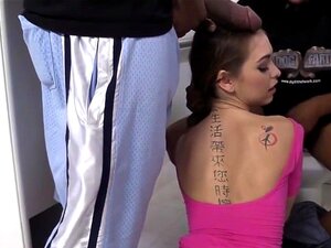 Riley Reid wird in einer Toilette von schwarzen Männern gefickt